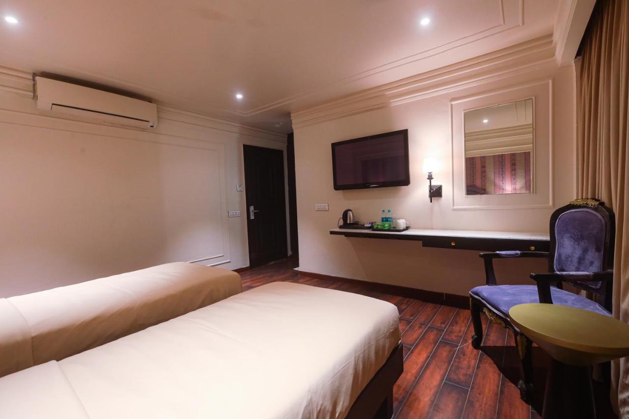 The Saga Hotel New Delhi Buitenkant foto