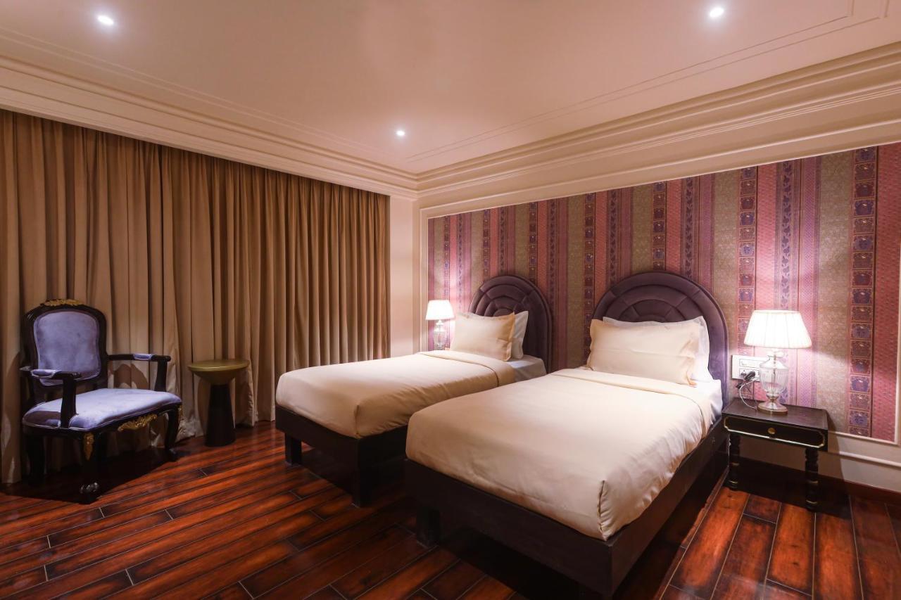 The Saga Hotel New Delhi Buitenkant foto