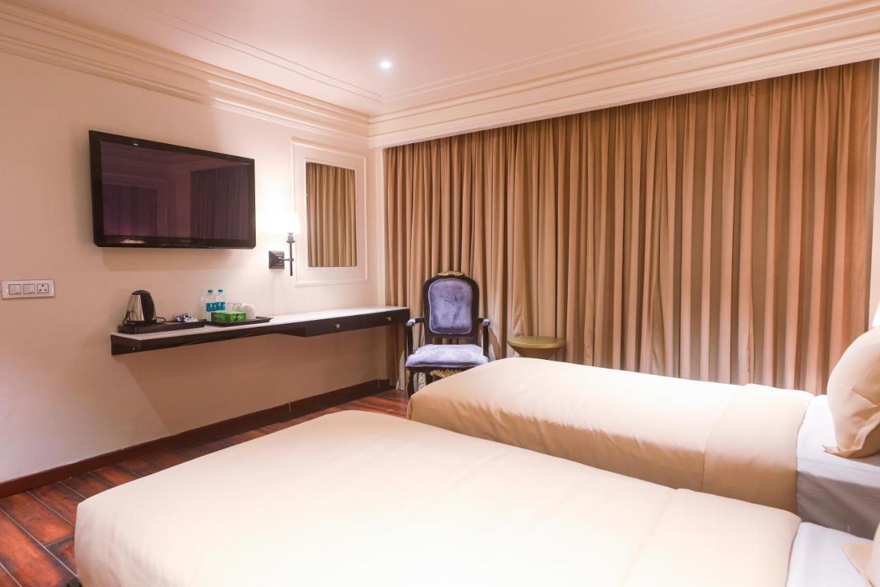 The Saga Hotel New Delhi Buitenkant foto