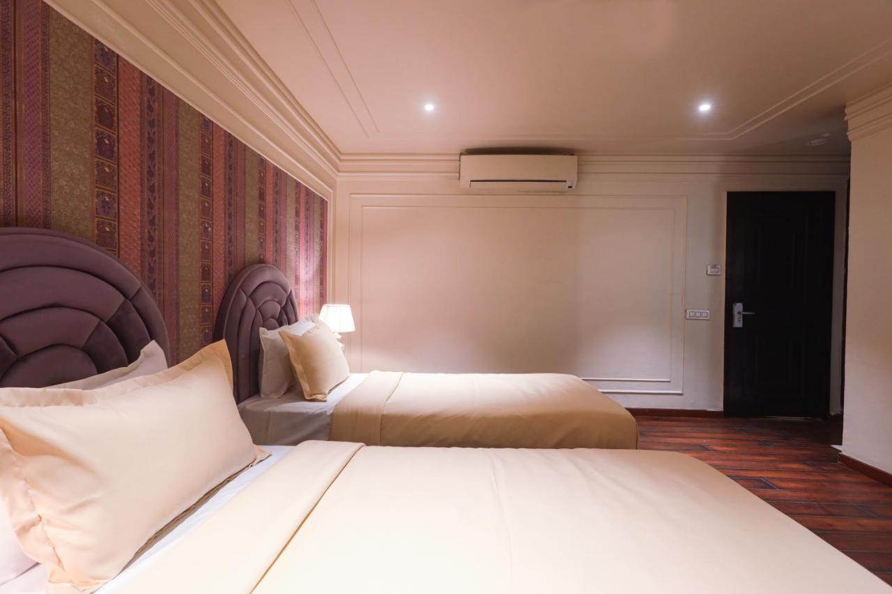 The Saga Hotel New Delhi Buitenkant foto