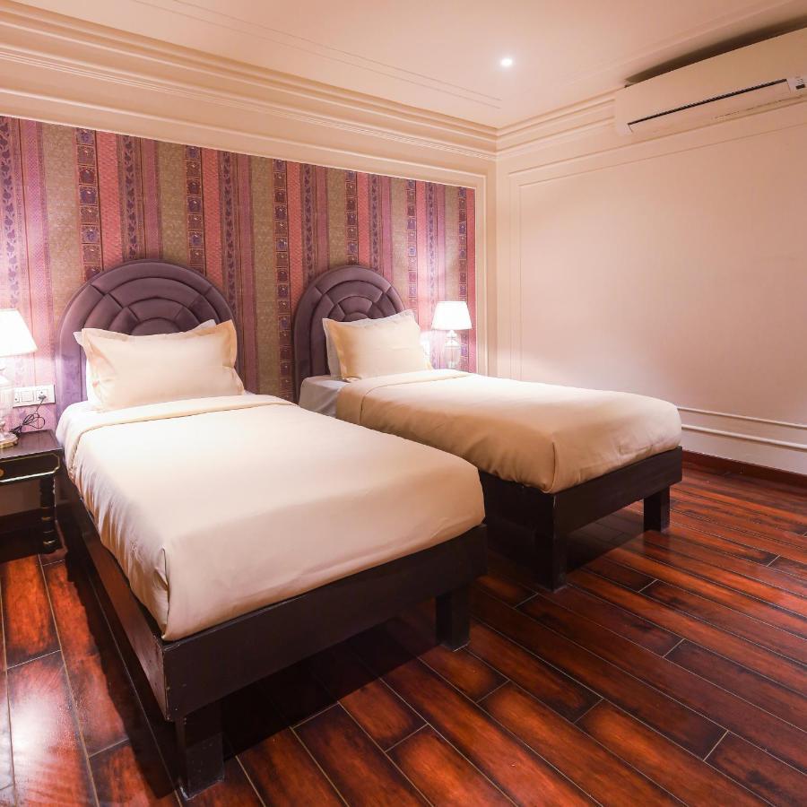 The Saga Hotel New Delhi Buitenkant foto