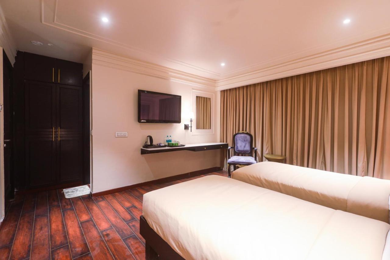 The Saga Hotel New Delhi Buitenkant foto