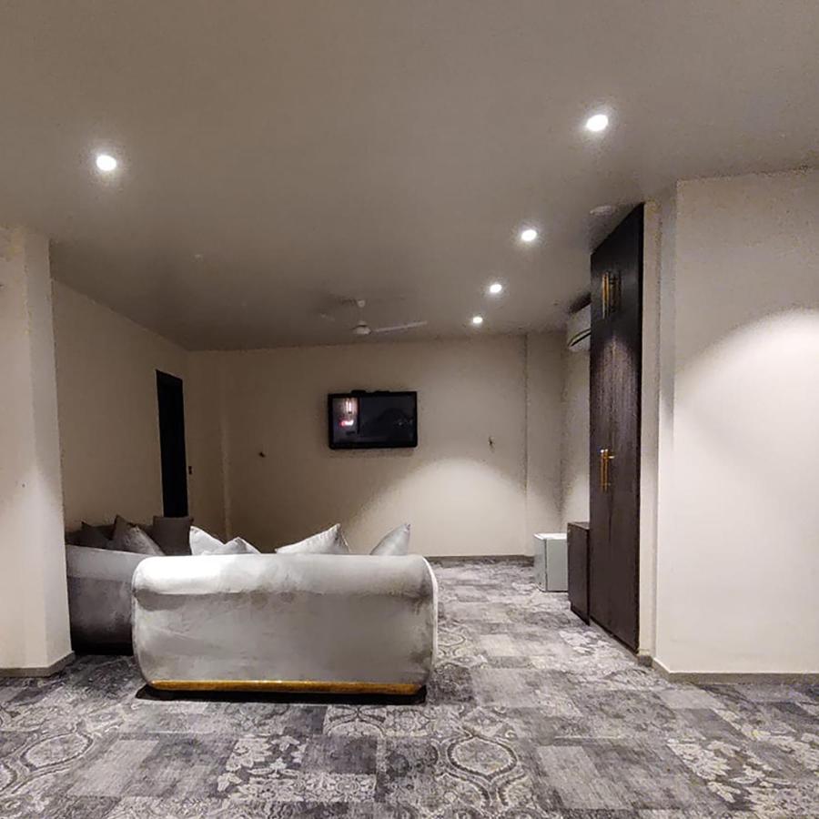 The Saga Hotel New Delhi Buitenkant foto